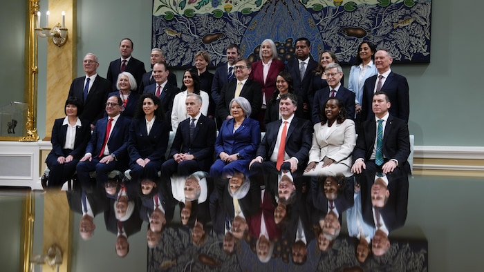 Le premier ministre Mark Carney, la gouverneure générale Mary Simon et les membres du furniture libéral posent determination une photograph de famille.