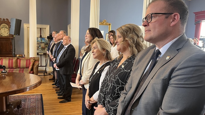 Les ministres du gouvernement Lantz se tiennent debout en rangée