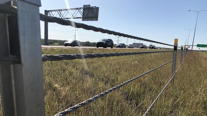 Des câbles à l'extérieur de l'autoroute