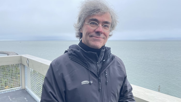 Robert Michaud se tient sur le site d'observation du béluga à Cacouna.