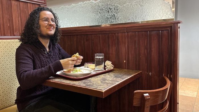 Un homme mange au restaurant.