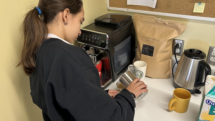Abigaël Roussy prépare avec soin un cappuccino pour les membres du personnel.