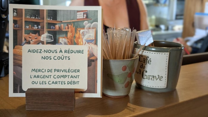 Une affiche sur un comptoir où il est écrit :