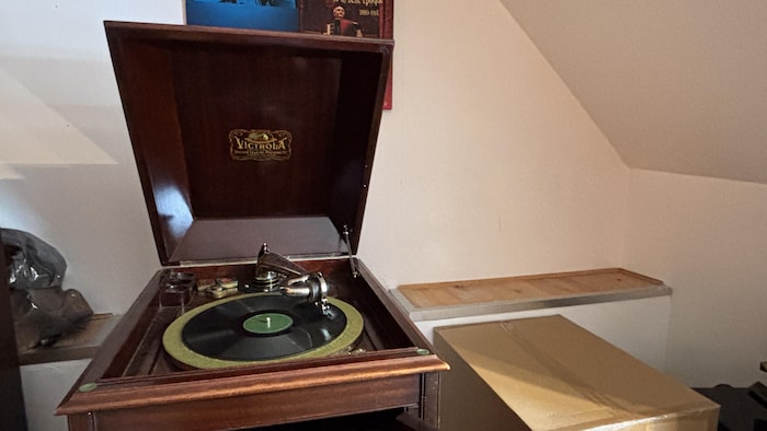 Un vieux gramophone.