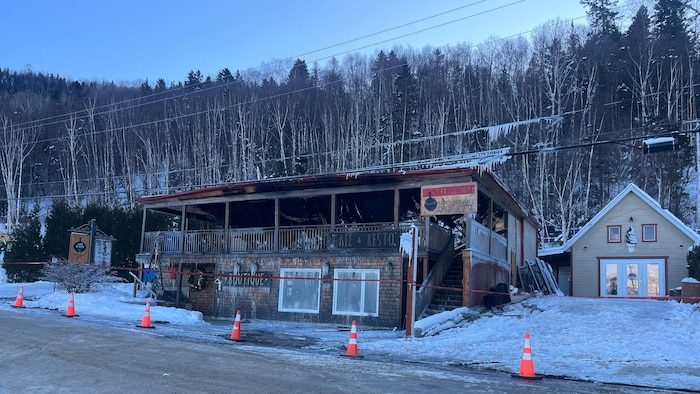 Un immeuble ravagé par les flammes. 