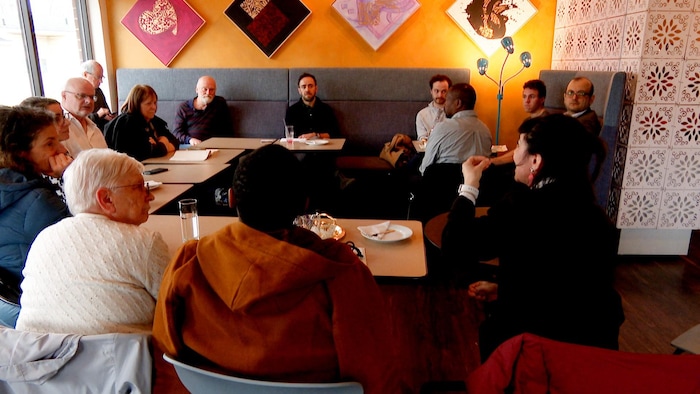 Les participants de l'évènement discutent. 