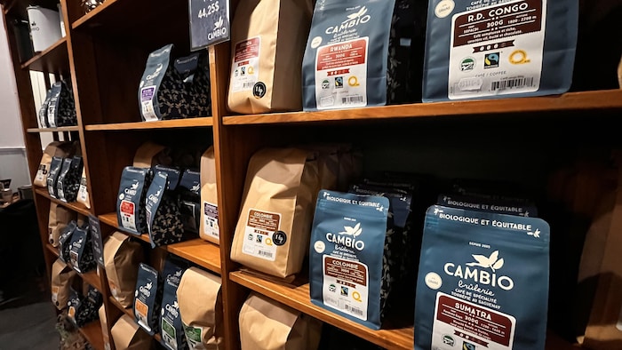 Des emballages de café.