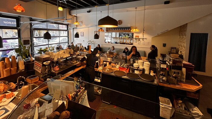 Un café rempli de clients.