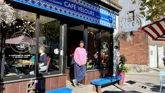 La propriétaire du Café Velours, Mariam Mathlouthi, devant son commerce où le bleu domine avec présence de porcelaine.