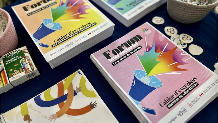 Cahiers distribués aux participants pour explorer l’inclusion et le langage au Forum FrancoQueer.