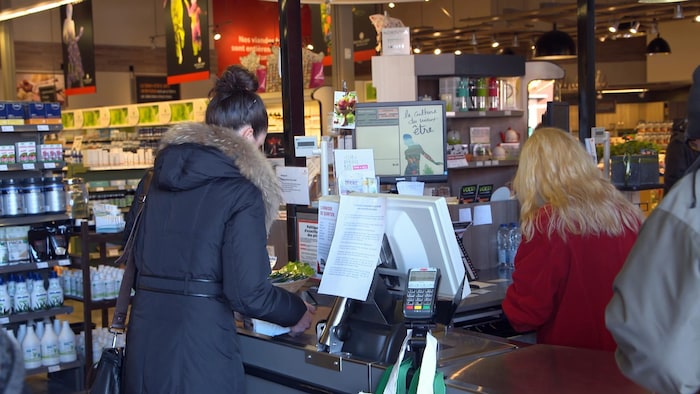 Une cliente à la caisse.