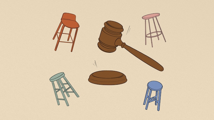 Illustration de bancs et d'un marteau de juge.