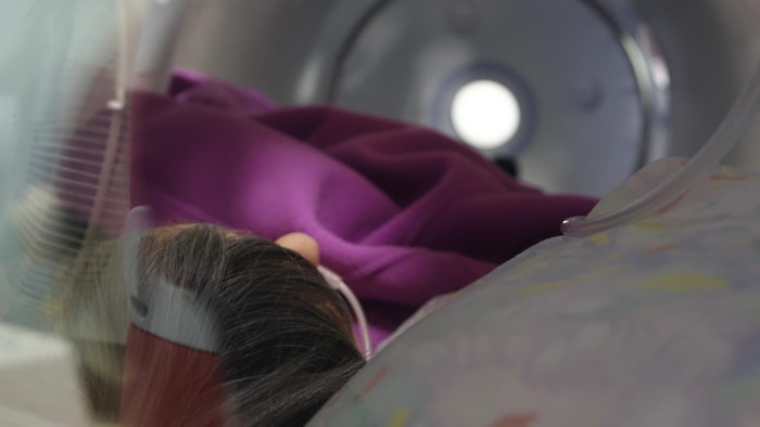 Nicole Dufresne allongée dans un caisson hyperbare dans le cadre d'un traitement d'oxygénothérapie