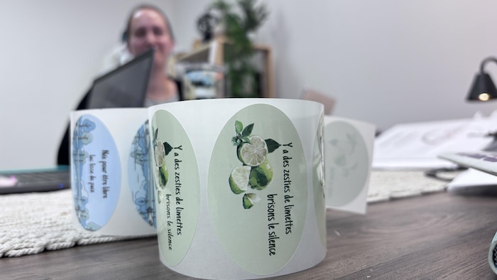 Posé sur un bureau, un rouleau de collants sur lesquels on peut lire "Y'a des zesties de limettes, brisons le silence".