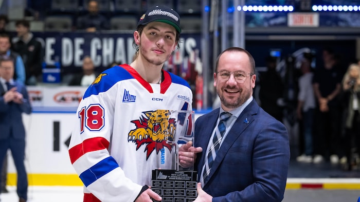 Caleb Desnoyers reçoit le trophée Guy-Lafleur