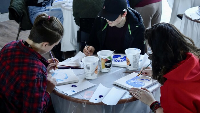 Un groupe d'étudiants en train de peindre.