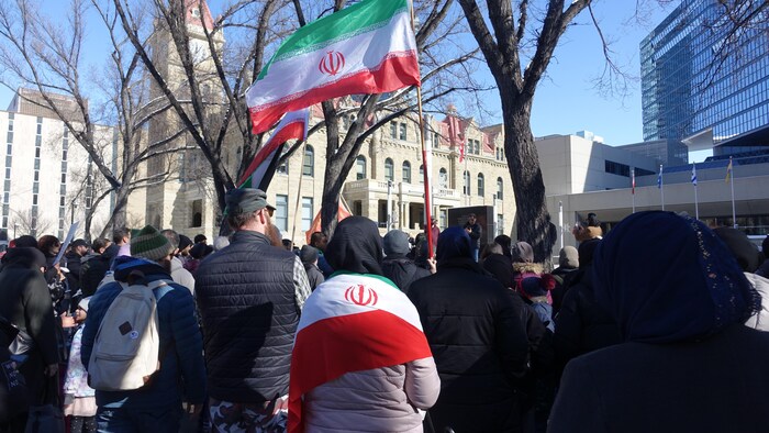 Une manifestation devamt l'hôtel de ville de Calgary. 