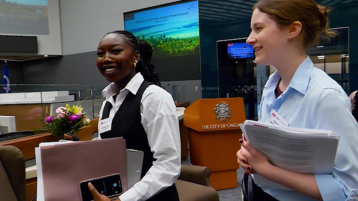 Deux jeunes femmes dans la salle du conseil municipal.