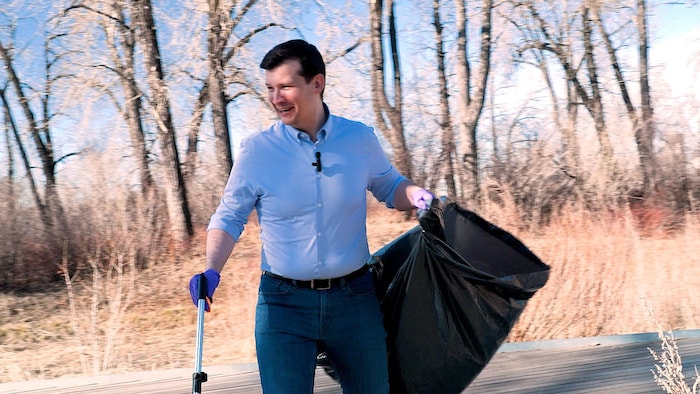 Jeromy Farkas ramasse les déchets.