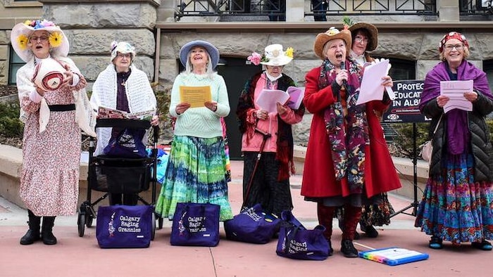 Des membres du groupe Raging Grannies de Calgary chantent lors d'une manifestation en 2024. 
