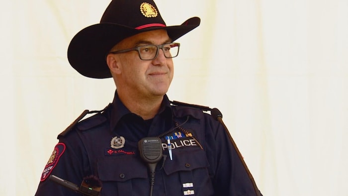 Un homme en uniforme officiel de police.