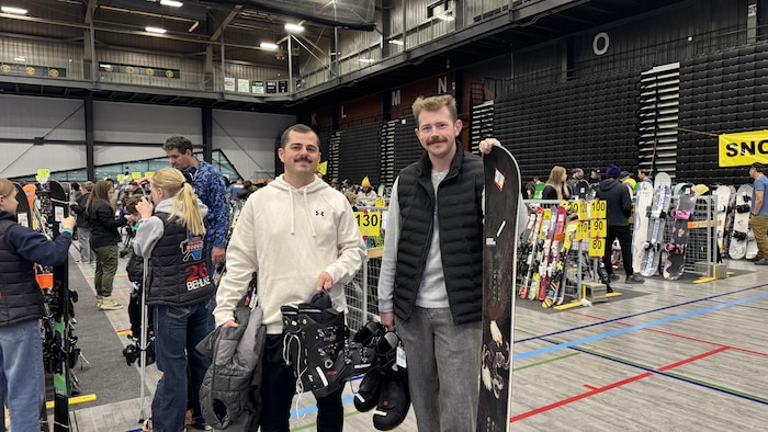 Bradley Whiteman et Ethan Butcher posent pour la photo avec leur tout nouvel équipement.