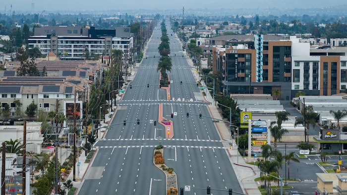 Une immense artère en milieu urbain complètement vide.