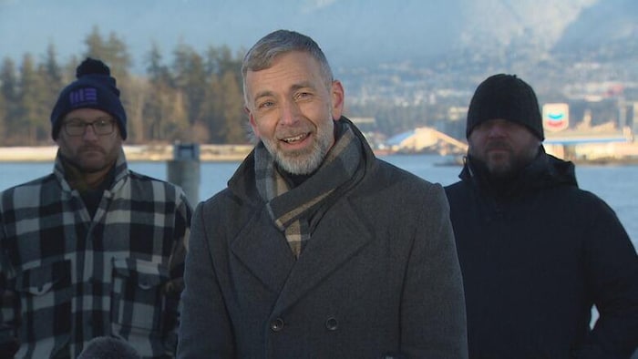 Callum Campbell parle à l'extérieur avec deux hommes à ses côtés.
