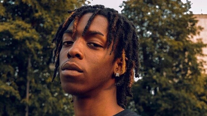 Gros plan du visage de Chadd Facey.