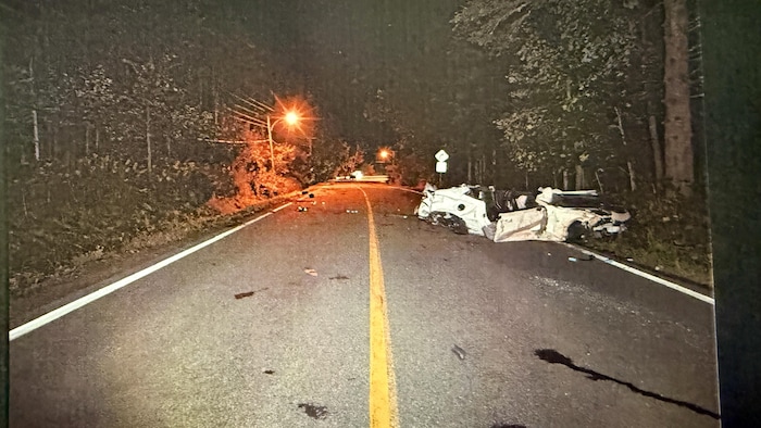 Le véhicule accidenté est retombé sur la chaussée.