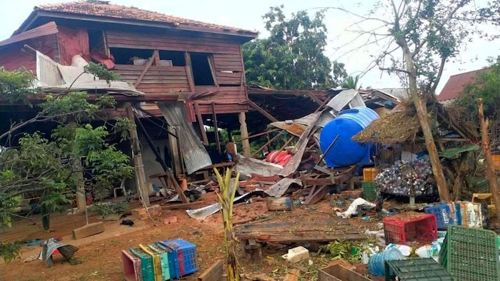 Une Maison Endommagée et des débris.