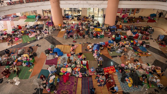 Des personnes déplacées trouvent refuge dans un centre d'évacuation le 19 décembre 2025 à Surin, en Thaïlande. 