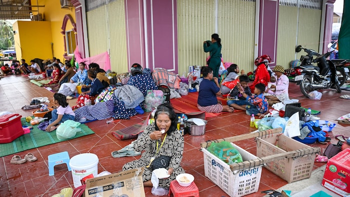 Des résidents déplacés reçoivent de la nourriture dans un camp provisoire situé dans la province cambodgienne de Banteay Meanchey, le 14 décembre 2025.