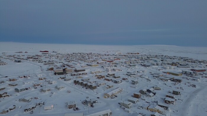Vue aérienne d'une petite communauté en hiver.