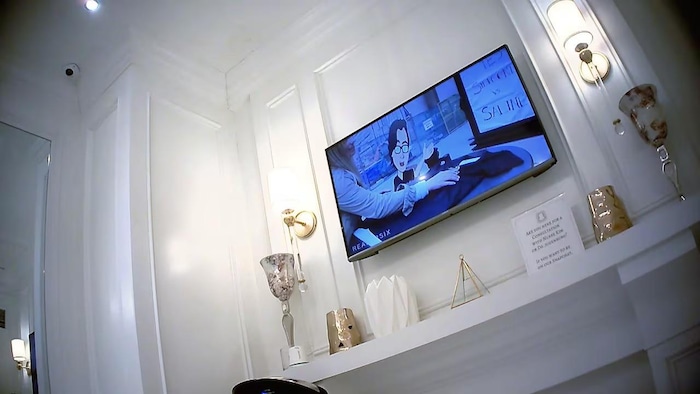 Une salle d'attente de la clinique vue d'une caméra dissimulée. 