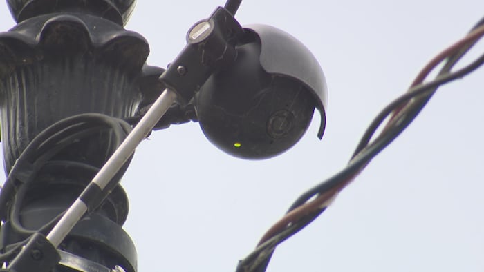 Photo d'un compteur installé en hauteur sur un lampadaire.