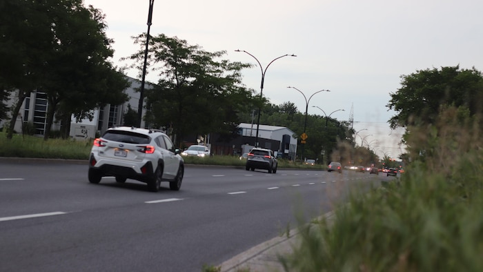 Des véhicules circulent sur le boulevard Henri-Bourassa.