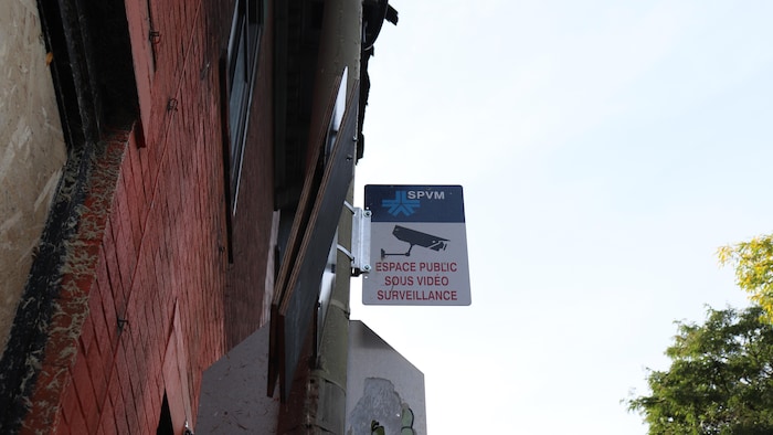 Un panneau sur lequel on voit un logo du SPVM, un pictogramme de caméra et l'inscription « espace public sous vidéo surveillance ».