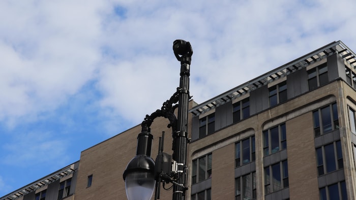 Une caméra de la gamme MIC de Bosch installée sur un lampadaire au centre-ville de Montréal.