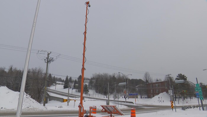 Une caméra de surveillance surveille l'intersection.