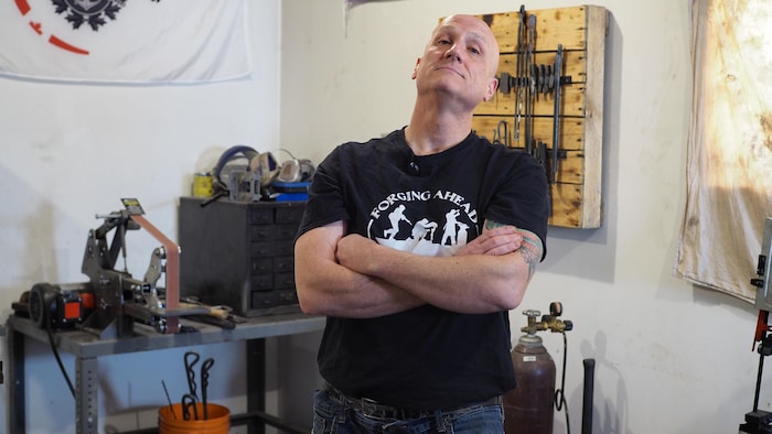 Cameron Bennett est dans son garage. 