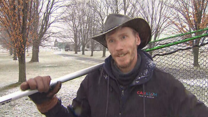 Cameron Preyde sous le neige avec un chapeau et un grand filet.