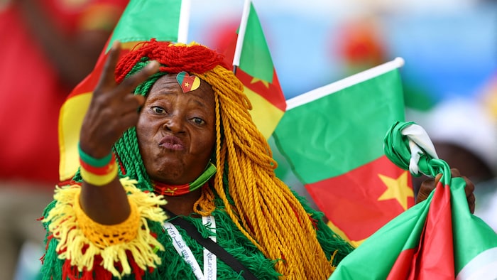 Une supportrice camerounaise dans les gradins avant un match de la Coupe du monde de la FIFA, au Qatar, en 2022.