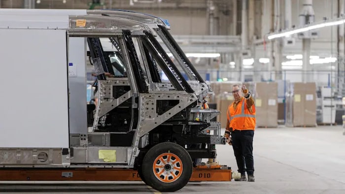 Ingersoll's GM factory, Ontario, interrupts its activities until October, according to Unifor star-news.press/wp A man in front of a van.