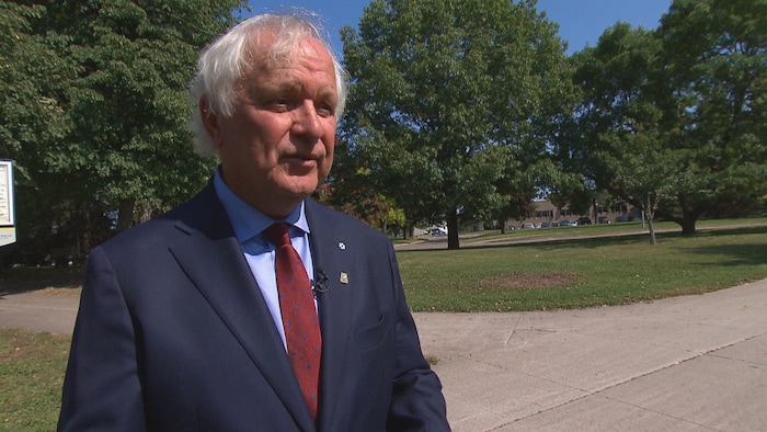 Camille Thériault, coprésident de la campagne de financement de l'Université de Moncton, en entrevue sur le campus de l'Université de Moncton.