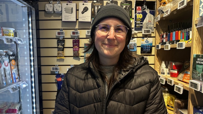 Camille Therrien-Tremblay, présidente-directrice générale de l’entreprise Microcommerce Lib, dans le LIB dépanneur de Saint-Léandre.
