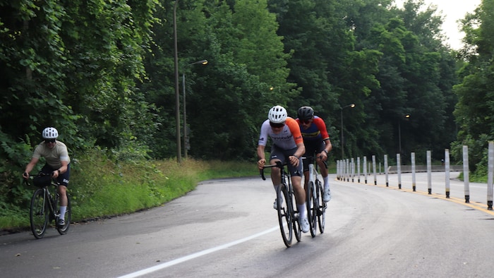 Deux cyclistes se suivent de près.