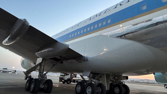 Un camion de restauration collé à l'Air Force One sur un tarmac.