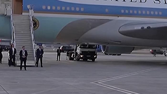 Un camion de restauration est stationné à côté d’Air Force One, sur un tarmac.