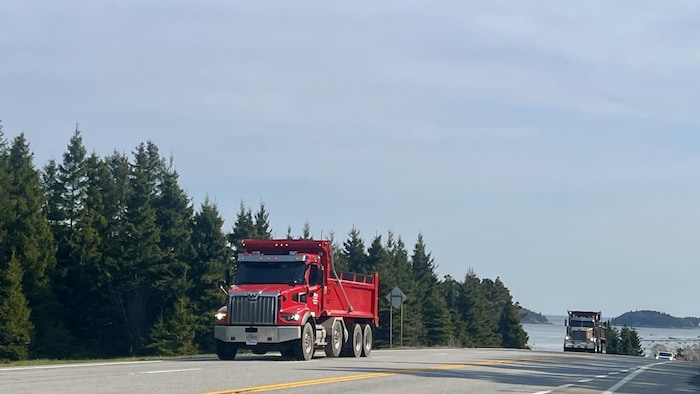 Un camion se déplace sur la 132 au Bic.